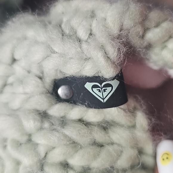 Roxy Mint Green Oversized Pom Pom Cable Knit Fuzzy Beanie - Picture 2 of 4